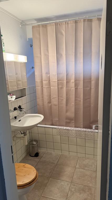 Badezimmer mit Badewanne im Obergeschoss