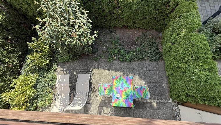 Gartensitzplatz vom Balkon aus gesehen