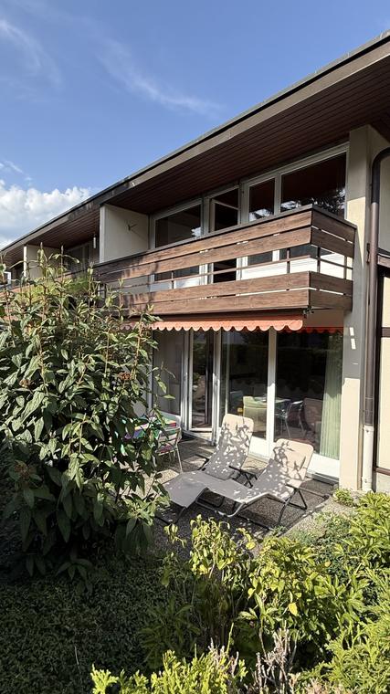 Gartenseite mit Sitzplatz und Balkon